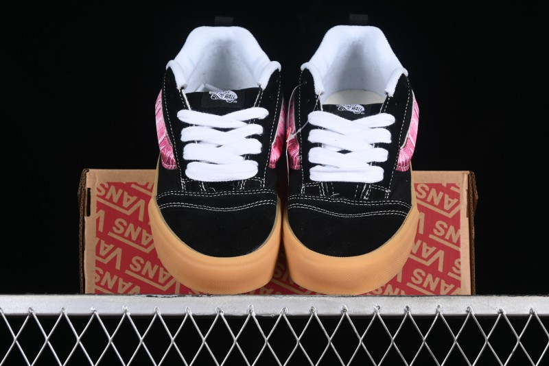 Vans Classics Knu Skool Vulcanized Skate Shoes in Black & Pink - VN0014QC0BV