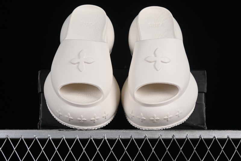 SMFK COMPASS Embossed One-Piece Platform Slides - E9066