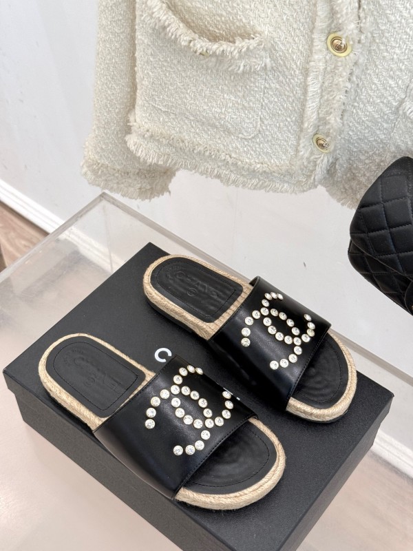 2025 Slippers Chanel Black Leather Slippers