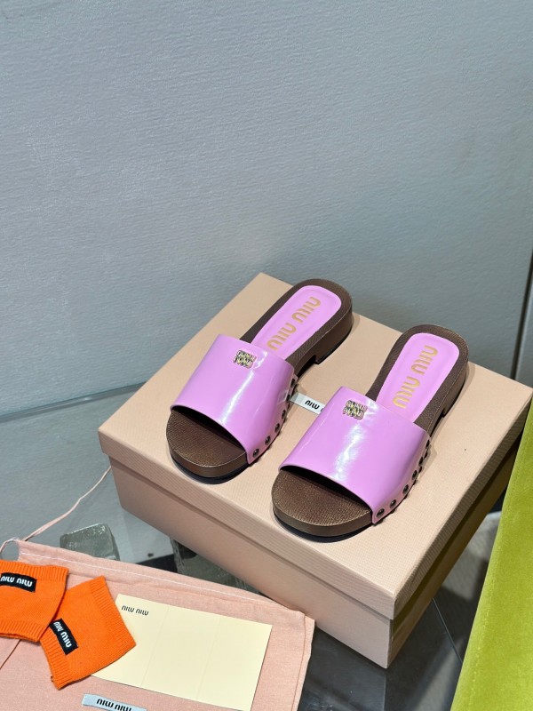 2025 Slippers Miumiu Purple Patent Leather Slippers KFY00230
