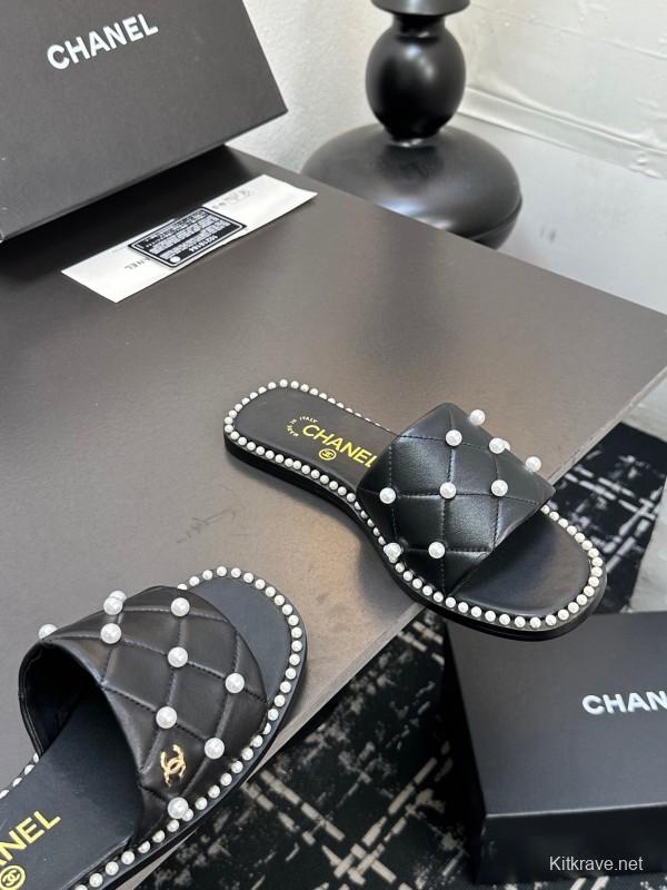 2025 Slippers CHANEL Black Leather Pearl Decor