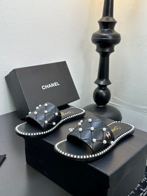 2025 Slippers CHANEL Black Leather Pearl Decor