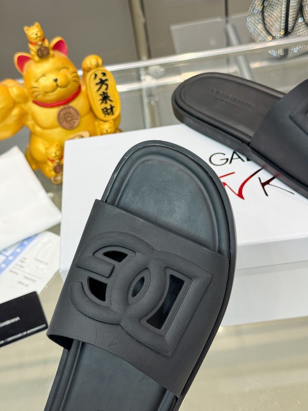 2025 Men Dolce & Gabbana Black Leather Slippers KFY00150