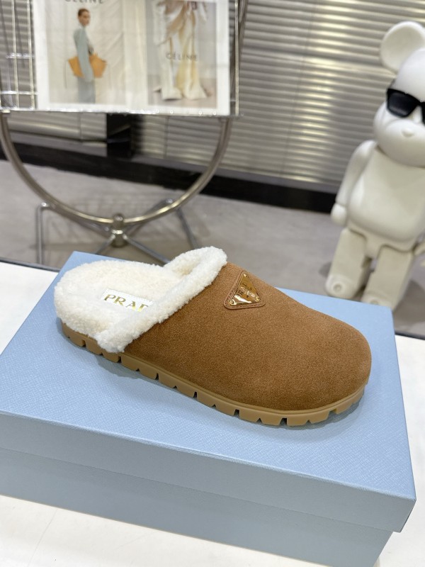 Prada Fall/Winter 2025 New Shearling Mule with Triangle Buckle Enclosed Toe - KFY00270
