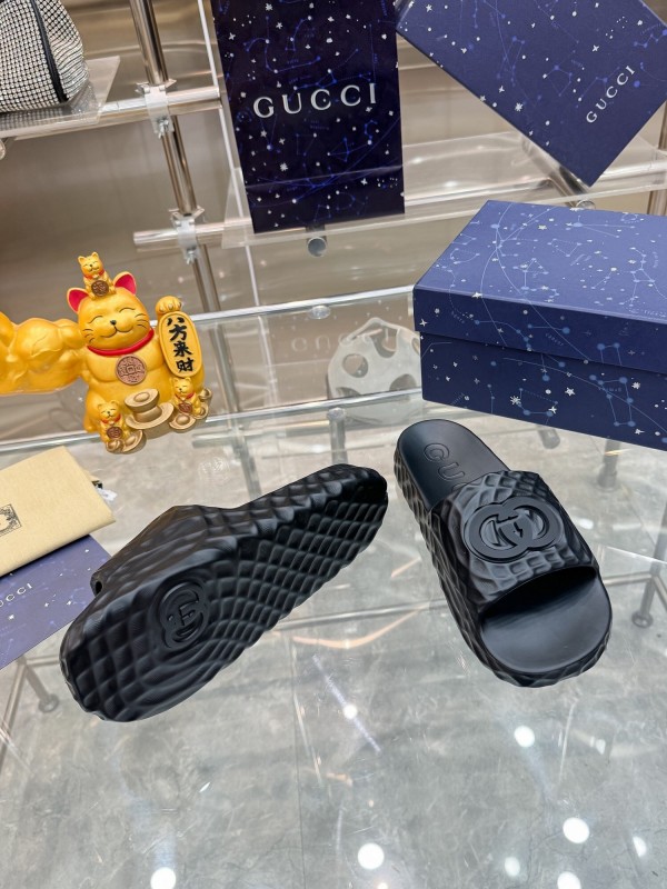 Gucci Lido Interlocking G Men's Sandals with Textured Rubber Sole - AS00170